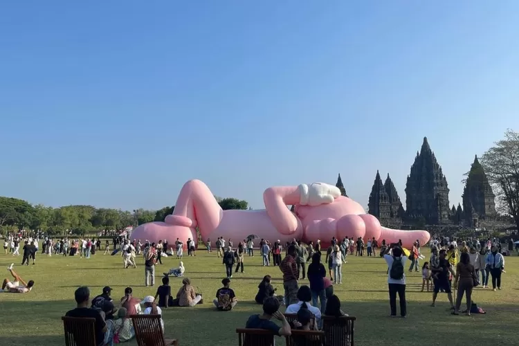 Harga tiket masuk Kaws Holiday Prambanan (IG @KAWS)