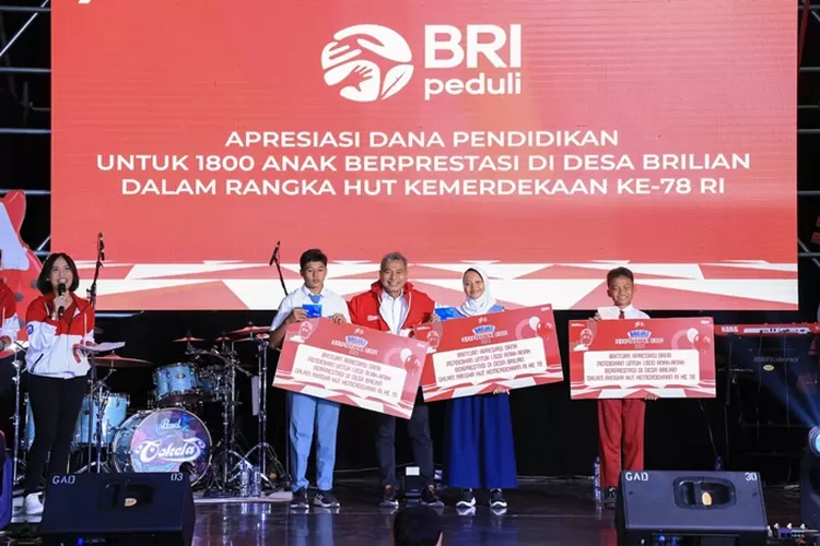 BRI Beri Beasiswa 1800 Anak Berprestasi di Desa BRILiaN