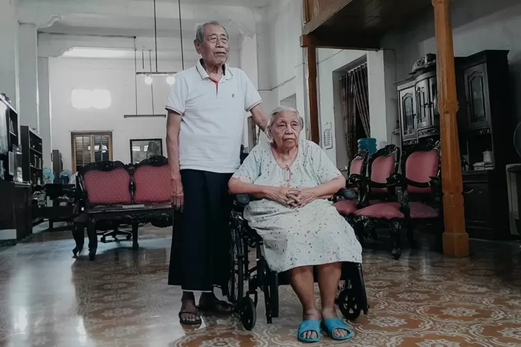 Penghuni rumah tua peninggalan Belanda di Jatingaleh Semarang, Kolonel Purn Nursahit dan istrinya saat ditemui.  (Ayosemarang.com/ Audrian Firhannusa)