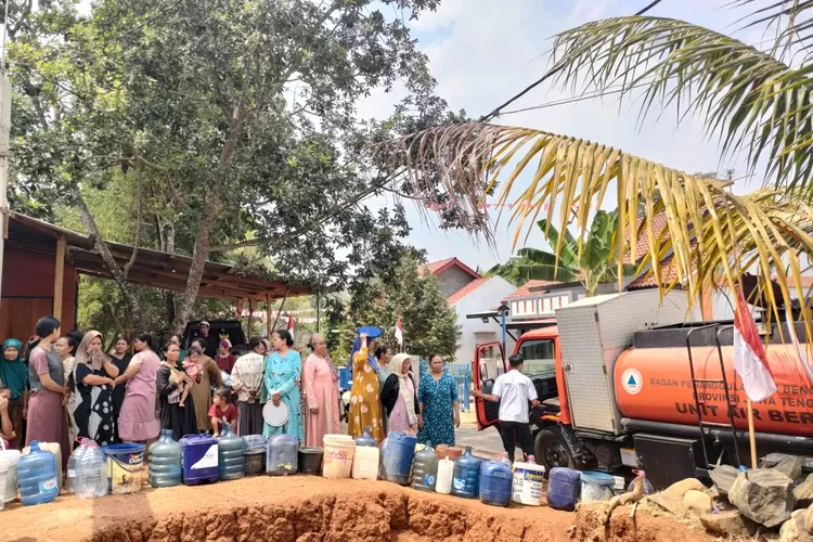 Ratusan warga antri air beraih.  (Foto: Muslihun kontributor Batang)