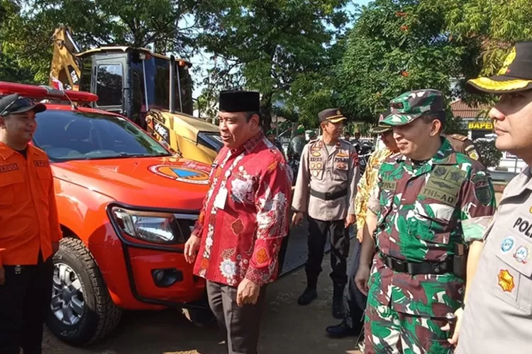 Wakil Bupati Kendal bersama Forkompinda melihat armada satgas penanganan kebakaran dan lahan.  (Edi Prayitno/ kontributor Kendal)
