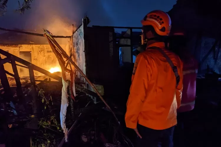 Petugas memadamkan api yang membakar empat rumah di Dusun Sukup Desa Purwokerto Patebon Kamis 23 Agustus 2023 dinihari.  (Edi Prayitno/ kontributor Kendal)