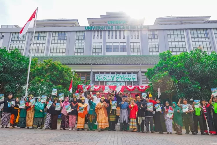 Unisma Malang menggelar upacara HUT RI ke 78 di halaman kampus dengan  mengenakan pakaian adat nusantara