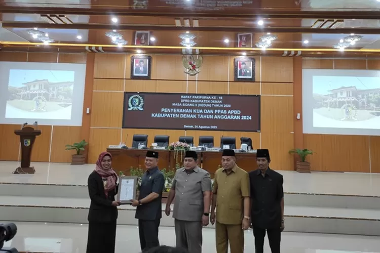 Bupati Demak Eisti'anah menyerahkan KUA dan PPAS APBD Demak kepada Ketua DPRD Kabupaten Demak Fahrudin Bisri Slamet dan didampingi para Wakil Ketua DPRD. (Zaidi)