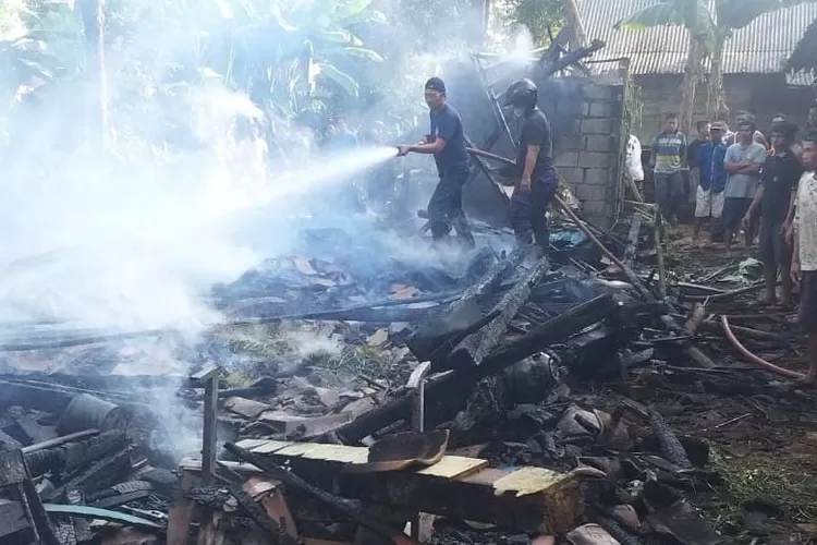 Petugas Damkar memadamkan rumah kebakaran di Dusun Bulurejo RT 02 RW 06 Desa Toso Dusu Kecamatan Bandar Kabupaten Batanh Jawa Tengah.  (Foto: dok.)