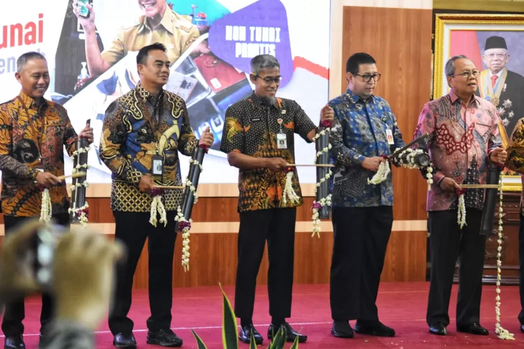 Sekda Pemprov Jateng Sumarno (tengah) bersama Bank Jateng saat launching transaksi non tunai.  ((Ayosemarang.com/ Audrian Firhannusa))
