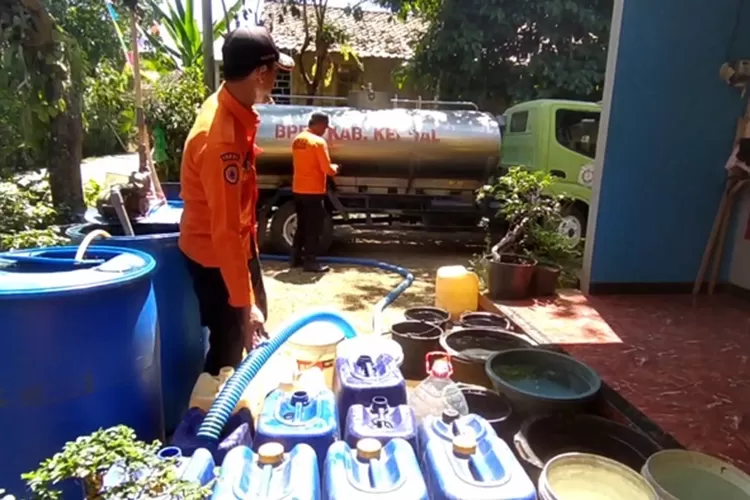 Petugas BPBD Kendal mengisi air bersih ke jerigen dan ember warga yang mengalami kesulitan air bersih.  (edi prayitno/kontributor Kendal)