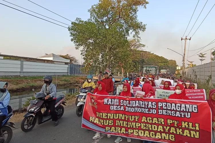 Warga yang berjualan makanan di kawasan PT KLI menggelar aksi menutup jalan masuk pabrik, Senin 28 Agustus 2023 pagi. (AyoSemarang.com/ Edi Prayitno kontributor Kendal)