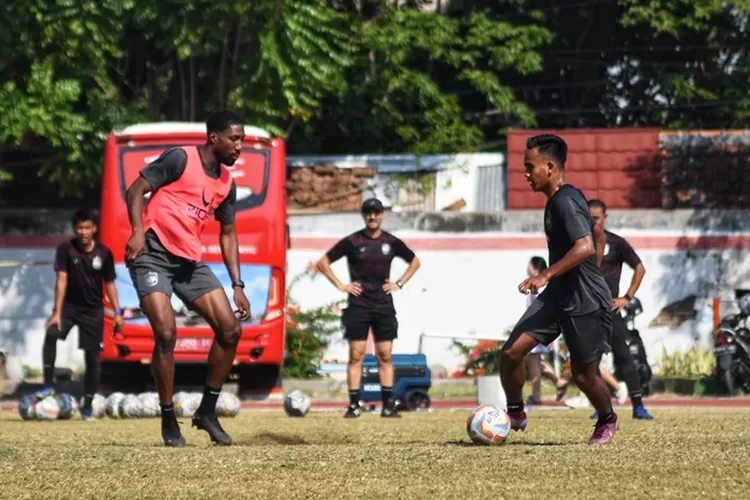 Boubakary Diarra saat man to man lawan Ridho Syuhada dalam latihan PSIS Semarang, Selasa 29 Agustus 2023 pagi. (Ayosemarang.com/ Audrian Firhannusa)