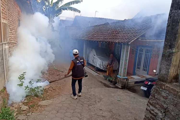 Penyemprotan yang dilakukan di Desa Tunggulsari Brangsong dilakukan Selasa 29 Agustus 2023 setelah 9 warganya kembali terkena DBD. (edi prayitno/kontributor Kendal)