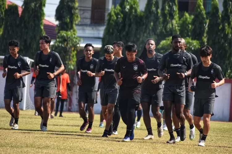 Para pemain PSIS Semarang saat berlatih di Stadion Sidodadi. Pelatih PSIS, Gilbert Agius kecewa timnya sering dihukum dengan banyak penalti.  (Ayosemarang.com/ Audrian Firhannusa)