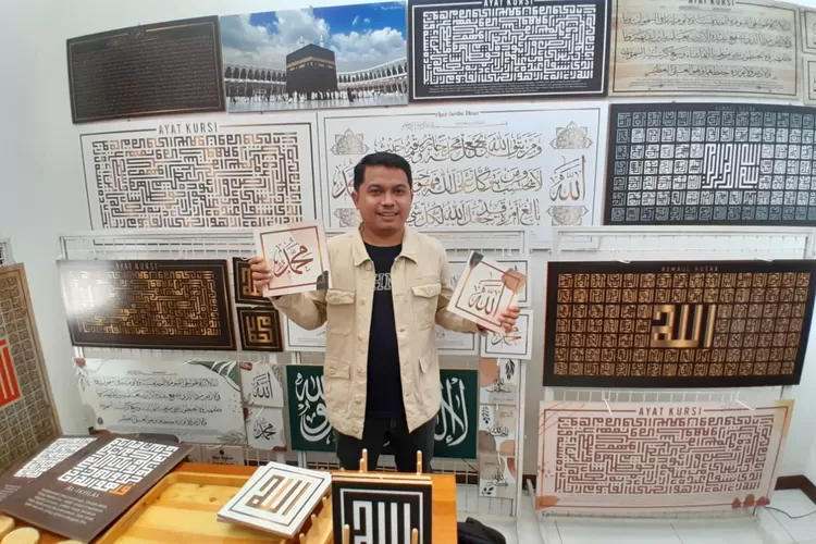 Syaifun Najib saat ditemui di rumah produksinya di Mranggen Demak. Syaifun sukses menjadi pengusaha hiasan dinding.  ((Ayosemarang.com/ Audrian Firhannusa))