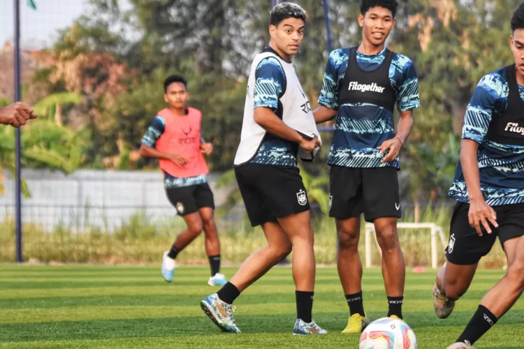 Pemain muda PSIS, Tri Setiawan (tengah) saat berebut bola dengan Vitinho di sesi latihan.  ((Ayosemarang.com/ Audrian Firhannusa))