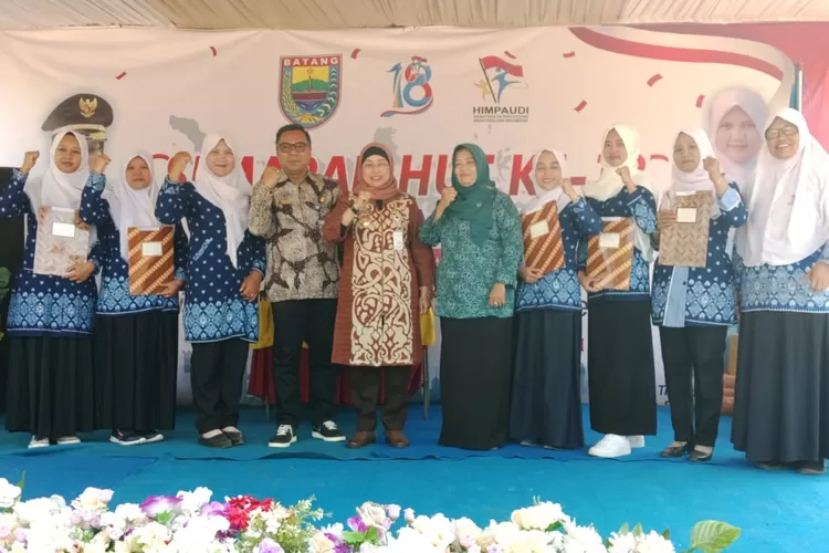 Penjabat (Pj) Bupati Batang Lani Dwi Rejeki foto bersama dengan guru HIMPAUDI di HUT Ke-18 di GOR Moh Sarengat Batang, Kamis 31 Agustus 2023.  (Foto: Muslihun kontributor Batang.)