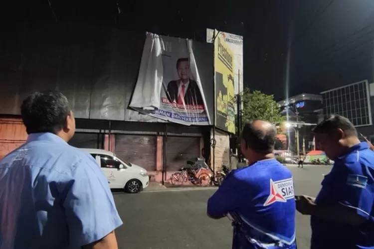 Kader Partai Demokrat Semarang melepas baliho bergambar Anies Baswedan.  (Istimewa)