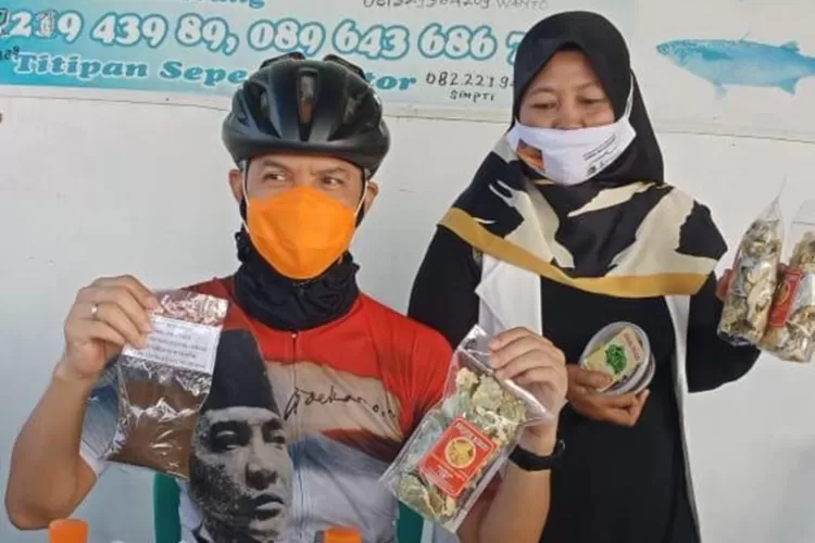 Siti Khottijah swafoto bersama Ganjar Pranowo memamerkan kopi mangrove Desa Wisata Bedono Demak