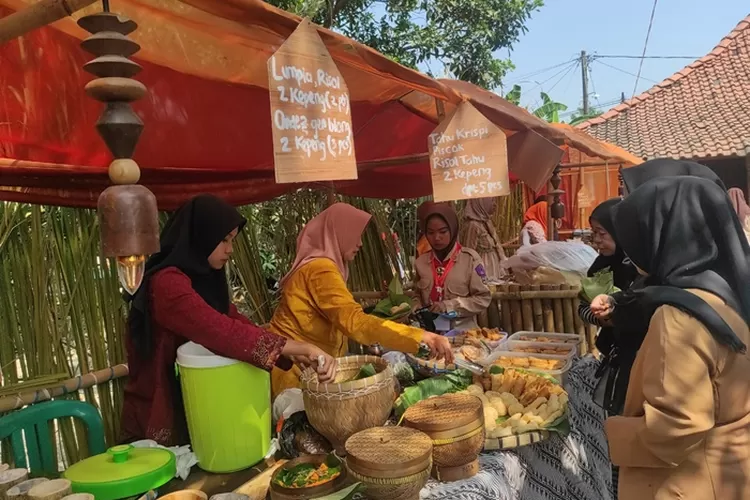 Suasana Pasar Ndoro Bei yang menghadirkan setting abad ke 18. (Zaidi)