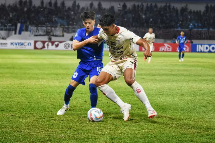 Taisei Marukawa dikawal pemain Bali United. PSIS Semarang sukses taklukan Bali United 2-1.  ((Ayosemarang.com/ Audrian Firhannusa))