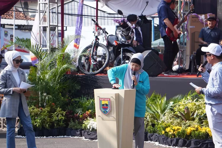 Penjabat Bupati Batang Lani Dwi Rejeki saat mengundi hadiah sepea motor di Gebyar Pajak resto dan PBB di Jalan vetaran Batang, Minggu 3 September 2023.  (Foto: Muslihun kontributor Batang.)