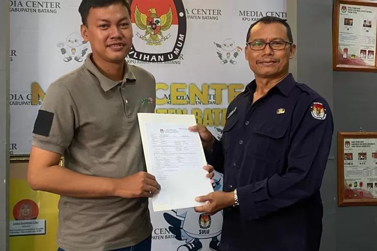 Warga Desa Candiareng, Riyan Fadli pengajuan pindah memilih di kantor KPU Batang.  (Foto: Muslihun kontributor Batang.)