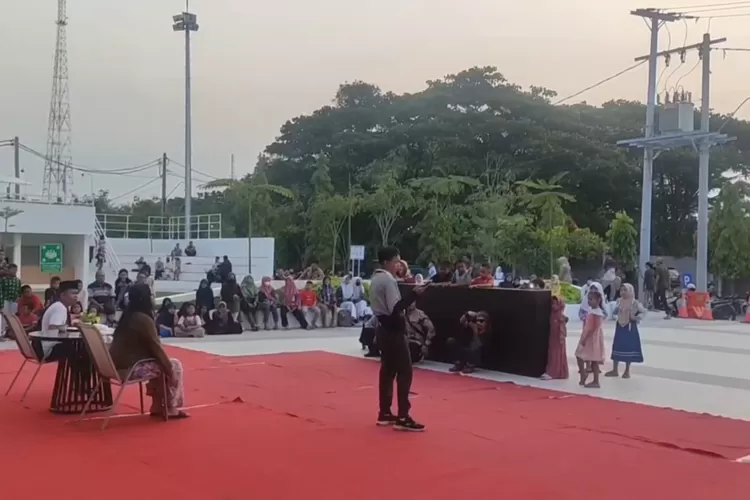 Penampilan salah satu teater Kendal yang bermain di Festival Literasi Perpusda Kendal.  ((edi prayitno/kontributor Kendal))