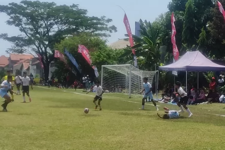 Turnamen sepakbola antar SSB Piala Dandim Kendal 2023 di lapangan Dalimas Patebon.  ((Edi Prayitno/ kontributor Kendal))