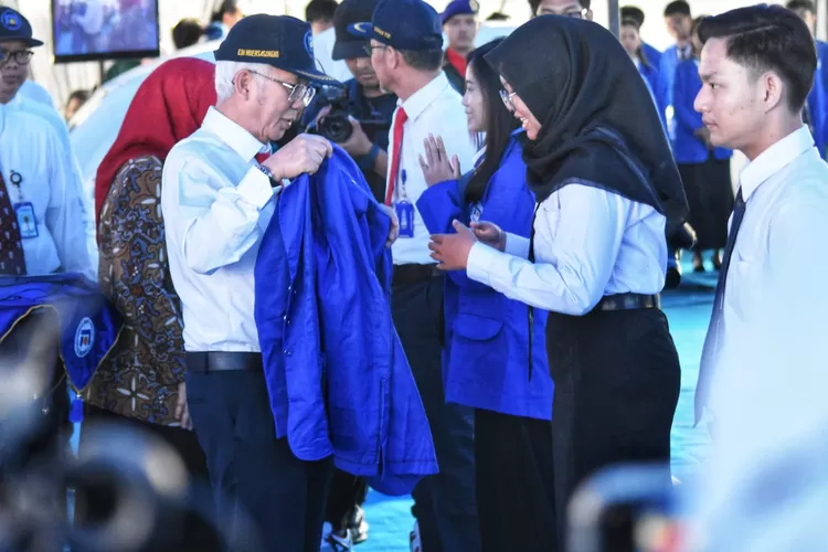 Rektor Udinus Semarang Edi Noersasongko saat melantik mahasiswa baru dengan mengenakan jas almamater.  ((Ayosemarang.com/ Audrian Firhannusa))