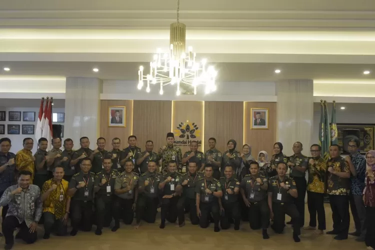  Bupati Kendal Dico M. Ganinduto bersama peserta KKL Wilayah Pertahanan Perwira Siswa Pendidikan Reguler LXIII Sekolah Staf dan Komando Angkatan Darat, Selasa 5 September 2023.  ((edi prayitno/kontributor Kendal))