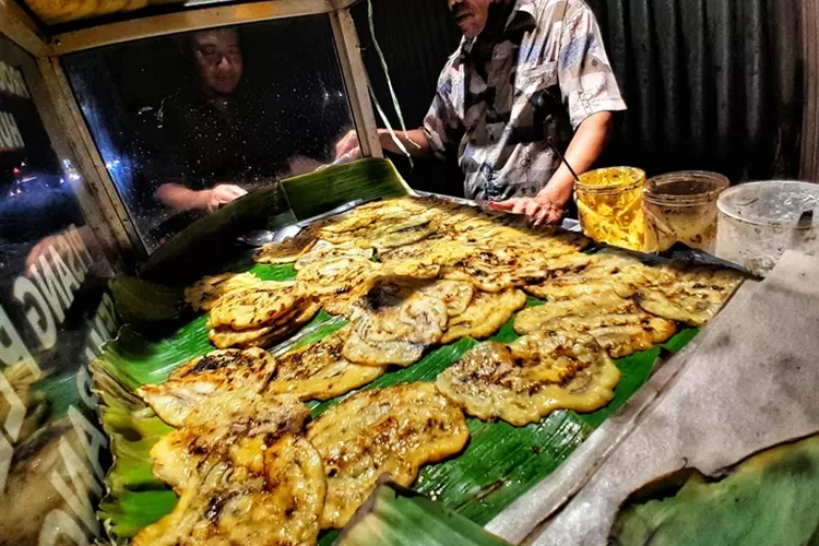 Pisang Plenet salah satu wisata kuliner malam di Semarang dijual dengan harga murah meriah. (Ayosemarang.com/ Audrian Firhannusa)