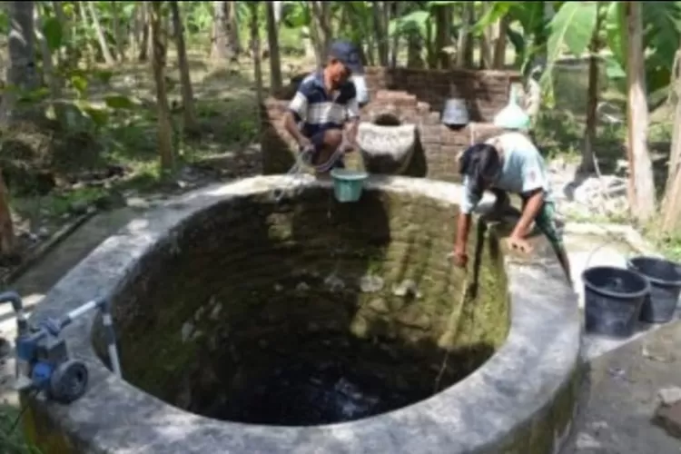 Warga manfaatkan sumur tua peninggalan wali di Ngampel Kendal untuk kebutuhan air bersih di musim kemarau.  (edi prayitno/kontributor Kendal)