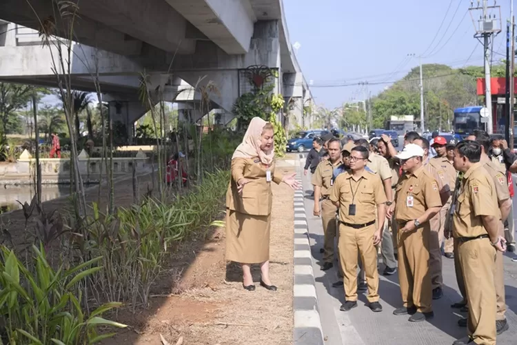 Wali Kota Semarang Hevearita Gunaryanti Rahayu saat menegur dinas terkait karena banyak taman kota yang kekeringan.  (Humas Jateng)