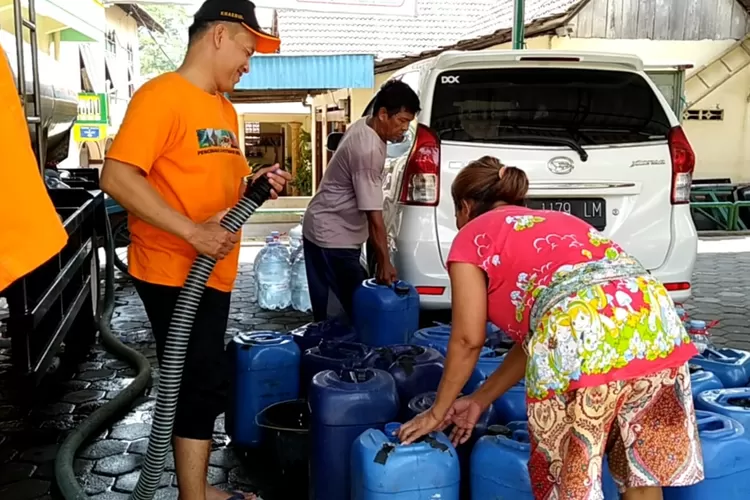 Bantuan air bersih dari BPBD Kendal di Kampung Mlaten, Desa Sumberejo, Kaliwungu, Kendal Rabu 6 September 2023.  (Edi Prayitno/kontributor Kendal)