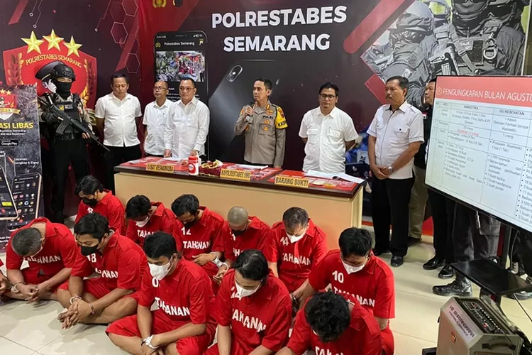 Para tersangka kasus narkoba di Semarang yang diamankan polisi.  (Ayosemarang.com/ Audrian Firhannusa)