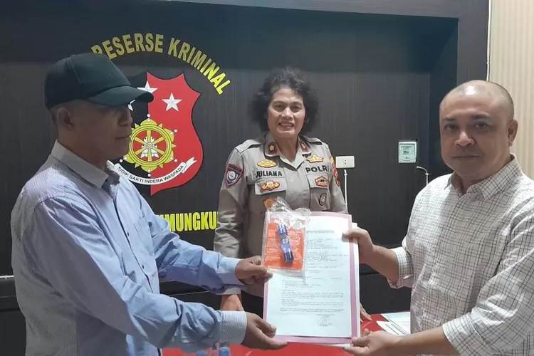 Ketua Panpel PSIS Semarang Agung Buwono melaporkan oknum suporter pemalsu ID Card ke polisi.  (PSIS)