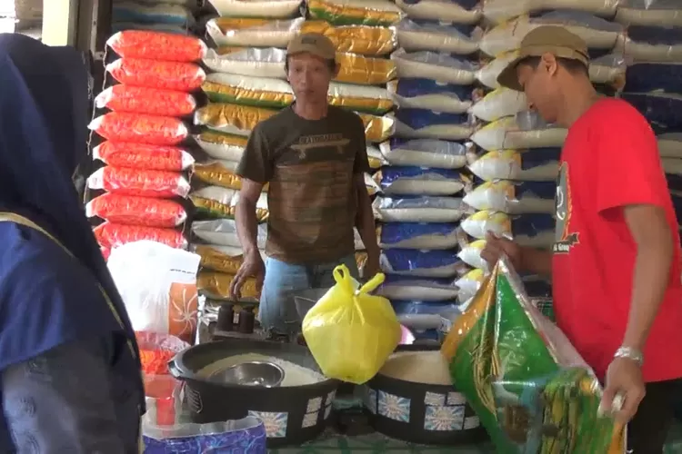 Pedagang beras di Pasar Kendal mengeluhkan penurunan omset akibat kenaikan harga beras dalam sebulan terakhir.  ((edi prayitno/kontributor kendal))