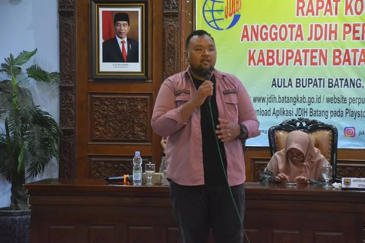Staf Diskominfo Batang Augasta Eka Rasa Putra saat menjadi narasumber rapat koordinasi anggota Jaringan Dokumentasi dan Informasi Hukum (JDIH) perangkat daerah di Aula Bupati Batang, Kabupaten Batang, Kamis 7 September 2023.