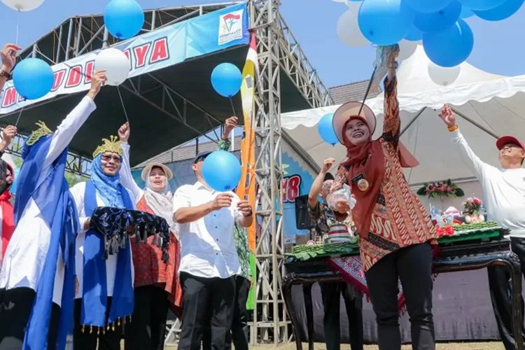 Bupati Demak Hj Eisti'anah peringatan HUT Himpaudi di Lapangan Sekretariat Daerah Kabupaten Demak