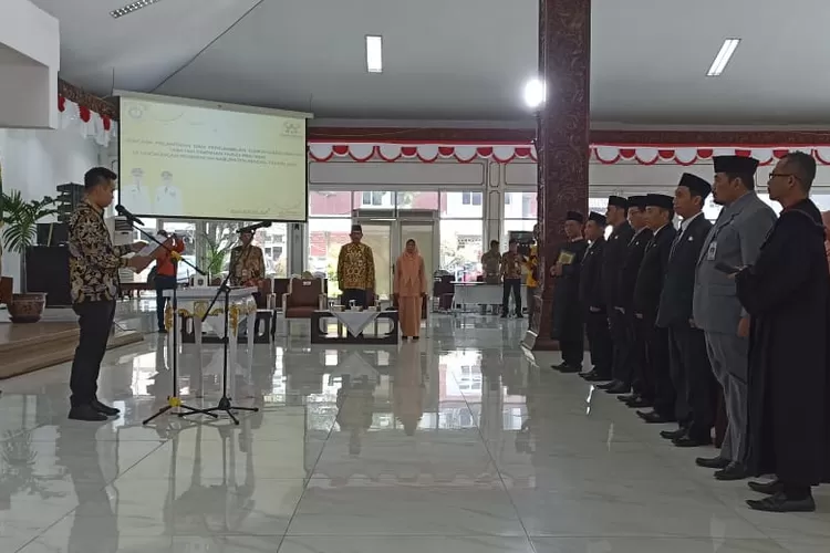Bupati Kendal melantik 6 pimpinan tinggi pratama di Pendopo Bahurekso Jumat 8 Desember 2023.  ((edi prayitno/kontributor Kendal))