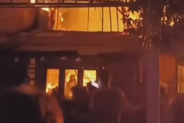 Gudang penyimpanan buku terbakar di Palebon Semarang.  (InfoKejadianSemarang)