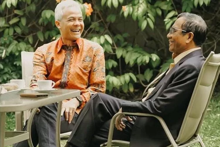 Capres Ganjar Pranowo ngopi bareng Mahfud MD yang disebut sebagai calon kuat cawapres.  (Humas Ganjar)