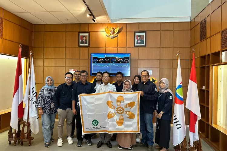 BENDERA EMAS SMK3&mdash;Direktur Teknik Masaro Yokobori foto Bersama dengan Team Internal Audit SMK3 BPI yang berhasil meraih Bendera Emas dari Kementrian Tenaga Kerja dan Transmigrasi Republik Indonesia.  (Dok)
