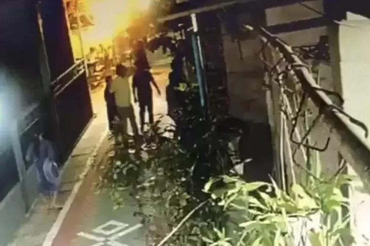 Rekaman CCTV penganiayaan yang dilakukan oleh ketua DPC Gerindra Semarang, Joko Santoso, kepada kader PDIP.  (Istimewa)