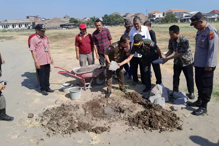Peletakan batu pertama pasar onderdil Barito di Gayamsari Semarang. ( (Ayosemarang.com/ Audrian Firhannusa))