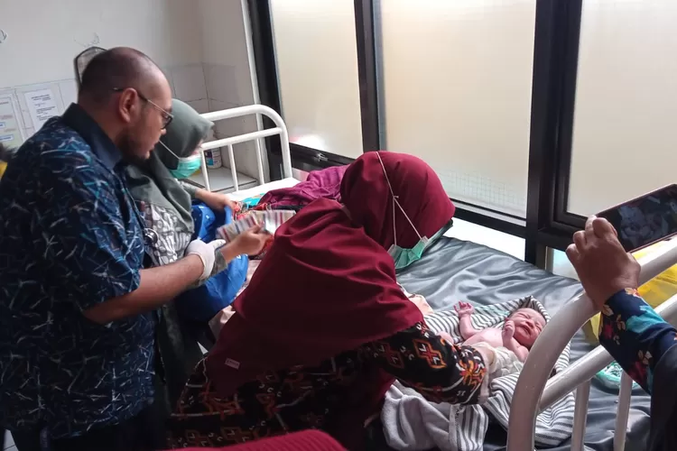 Puskesmas Purwoyoso Ngaliyan Semarang saat merawat bayi yang dibuang dengan plastik hitam.  ((Istimewa))