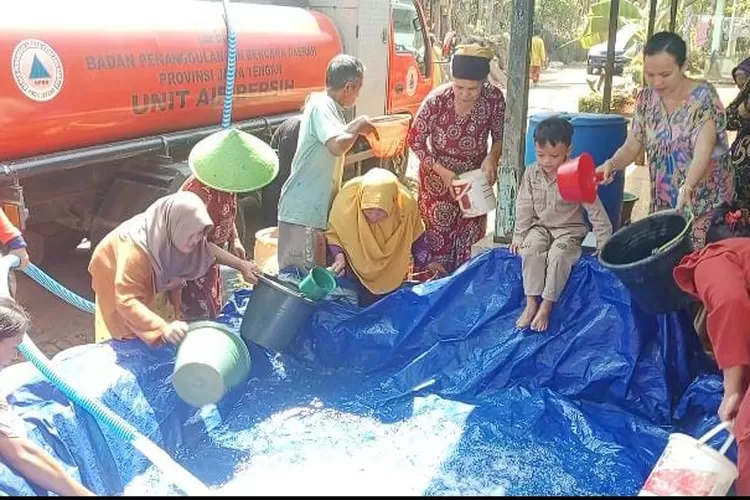 Dropping air di Dukuh Jlegong, Desa Pretek, Kecamatan Pecalungan, Kabupaten Batang.  (Foto: Muslihun Kontributor Batang.)