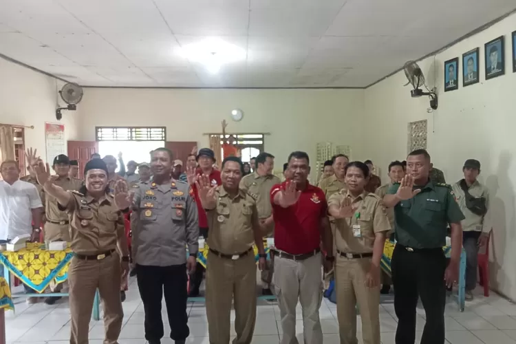 Kasat Narkoba Polres Batang, IPTU Bambang Tunggono foto bersama dengan Formopimcam dan jajaran Pemerintah Desa Kalisalak, Kecamatan Limpung, Kabupaten Batang. (Dok)