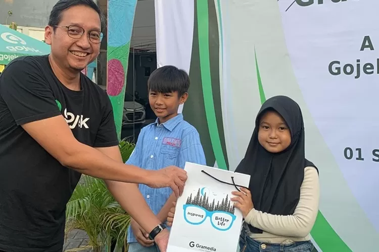 Gojek secara simbolis memberikan paket kursus Bahasa Inggris secara gratis kepada anak mitra driver.  (Gojek)