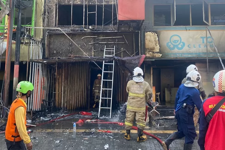 kebakaran yang terjadi di bangunan ruko tiga lantai di Jalan Thamrin No B8 Semarang. (istimewa)