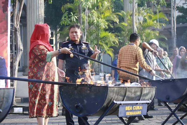 Bea Cukai Semarang melakukan pemusnahan juataan batang rokok ilegal bersama Wali Kota Hevearita Gunaryanti Rahayu.  (Istimewa)