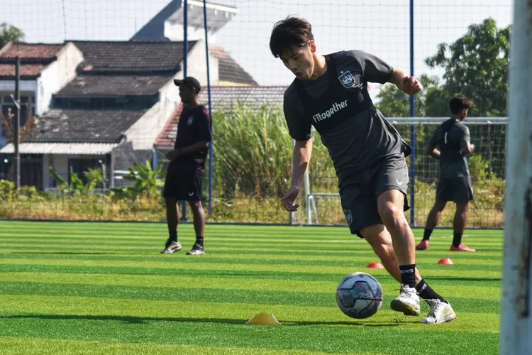 Taisei Marukawa saat latihan bersama PSIS Semarang pagi ini.  ((Ayosemarang.com/ Audrian Firhannusa))